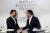 24일 스위스 다보스에서 열린 세계경제포럼에서 만난 조란 자에브 마케도니아 총리(왼쪽)과 알렉시스 치프라스 그리스 총리. [EPA=연합뉴스]