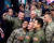 마이크 펜스 미국 부통령이 지난 11일(현지시간) 라스베이거스 네바다대학에서 열린 한 행사에서 미군 장병들과 기념사진을 찍고 있다. [라스베이거스 AP=연합뉴스]