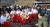 대한민국 여자 아이스하키 선수단과 평창동계올림픽에서 단일팀으로 함께 뛸 북한 선수단이 25일 충북 진천군 진천 국가대표선수촌 빙상장 앞에서 처음으로 만나 환영식을 하고 있다. 사진공동취재단