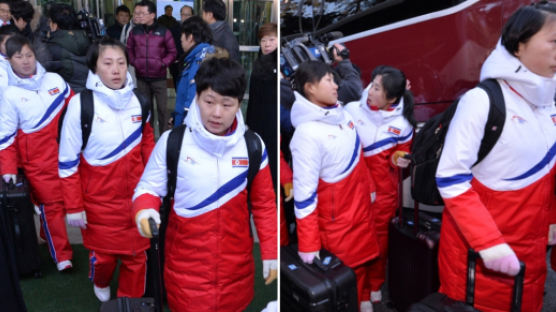 南 도착한 北여자아이스하키선수단…짧은 머리·머리핀에 단복엔 ‘DPR Korea’
