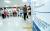 병원 접수 창구 앞이 환자와 보호자들로 붐비는 모습. [연합뉴스]