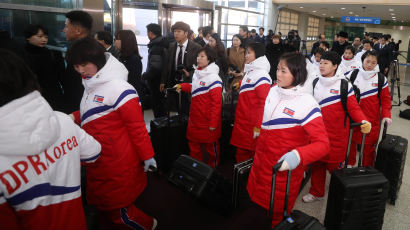[서소문사진관]인공기 단복입고 온 북한 여자 아이스하키 선수단