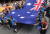 &#39;호주의 날&#39; 행사가 26일 (현지시간) 호주 멜버른의 스완 스톤 스트리트 펼쳐졌다. 시민들이 호주 국기를 들고 시가 행진을 펼지고 있다.[EPA=연합뉴스]