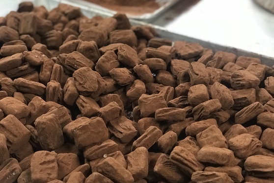 인천공항 제2청사 면세점 안에 지난 18일 문을 연 카카오봄 매장에 갈 프랄린 초콜릿을 준비하고 있다. 