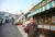 영화 ‘1987’이 촬영된 전남 목포시 서산동 ‘연희네슈퍼’ 앞에서 주민 서치봉씨가 문구를 팔던 옛 가게와 마을에 얽힌 추억을 회상하고 있다. 프리랜서 장정필