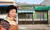 영화 ‘1987’이 촬영된 전남 목포시 서산동 ‘연희네슈퍼’ 앞을 지나던 주민이 문구를 팔던 옛 가게와 마을에 얽힌 추억을 회상하고 있다. 프리랜서 장정필