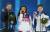 피겨여왕 김연아가 2014 소치 동계올림픽 피겨스케이팅 여자 싱글 시상식을 마친 뒤 러시아 아델리나 소트니코바(가운데), 이탈리아 카롤리나 코스트너와 포즈를 취하고 있다. [연합뉴스]