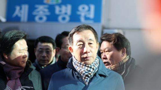밀양 찾은 김성태 "靑·내각 총사퇴" 발언에 "불난 집에 정치하러 왔냐" 시민 항의
