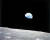 1968년 12월 24일 달 궤도에 머물던 아폴로 8호에서 본 달(아래)과 지구의 모습.[사진 나사]