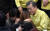 지난해 12월 22일 문재인대통령이 충북 제천시 하소동 스포츠센터 화재사고 희생자들이 안치된 병원을 찾아 유족들을 위로하고 있다. 청와대사진기자단