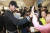 정현이 28일 오후 인천공항에서 환영나온 어린이와 하이파이브 하고 있다. 임현동 기자 