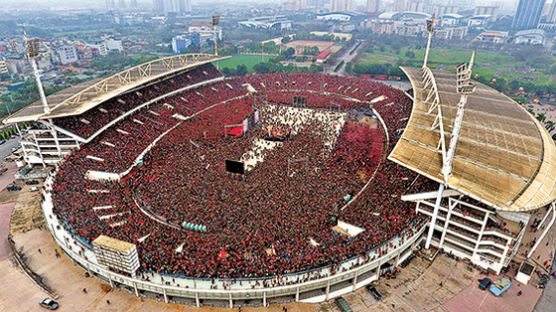 2002년 서울처럼 붉은 물결 … ‘박항서 마법’에 빠진 베트남