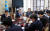 문재인대통령이 지난 26일 오전 여민1관 소회의실에서 긴급 수석보좌관회의를 열어 대책 논의를 하고 있다. [사진 청와대]