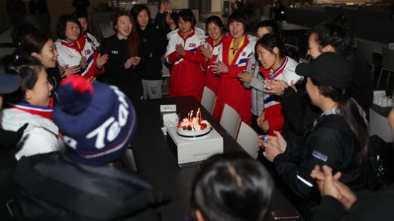 여자아이스하키 단일팀, 진천서 북한 선수 생일 축하파티