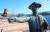 전남 강진 하멜기념관 앞에 세워진 하멜 동상. 『하멜표류기』를 들고 있다. 프리랜서 장정필