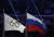 지난 2014년 러시아 소치 겨울 올림픽 당시 올림픽 주경기장에 오륜기와 러시아 국기가 걸려 있다. 하지만 2018년 평창 겨울 올림픽에선 관중들을 제외한 러시아 선수나 단체가 국기를 쓸 수 없다. 러시아를 상징하는 엠블럼 상징 등도 쓸 수 없다.[AP=연합뉴스]