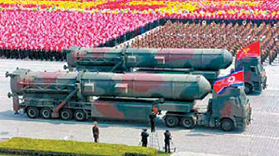 북, 평양 열병식에 5만 명 동원 … 미사일·전차 등 200대 포진
