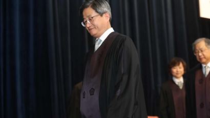 “사법부 수사하라” 줄잇는 고발…코너 몰리는 김명수 대법원장 
