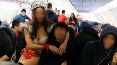 베트남 항공사, 박항서호 귀국길에 ‘비키니쇼’ 논란