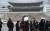 서울 등 수도권 지역에 눈이 내린 30일 오후 서울 남대문 앞에서 시민들이 발걸음을 재촉하고 있다. 오종택 기자