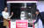 30일 오전 서울 서초구 세빛섬 플로팅아일랜드에서 지성원 달콤커피 대표(오른쪽)와 모델이 로봇 카페 &#39;b;eat(비트)&#39;를 소개하고 있다. 변선구 기자