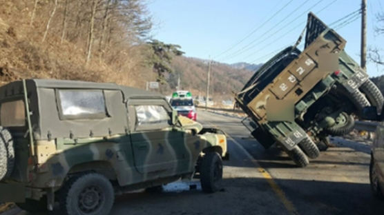 군용 지프와 군용 트럭 충돌, 현장 가보니…