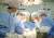 서울아산병원 장기이식센터 신?췌장이식외과 한덕종 교수가(왼쪽 두번째) 5000번째 신장이식 수술을 집도하고 있다. [서울아산병원]