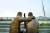 서울 마포대교에 세워진 자살 예방 동상. 자살을 고민하는 사람을 위로하는 모습이다. [중앙포토]