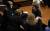  낸시 펠로시 미국 민주당 하원 원내대표가 &#39;미투&#39; 운동에 동참하는 차원에서 검은 복장 차림을 하고 다른 의원들과 얘기를 나누고 있다. [로이터=연합뉴스]
