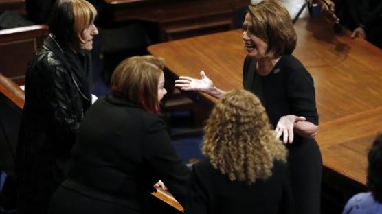 여성 의원들 ‘미투 운동’ 동참 검은 옷… 멜라니아는 흰 정장 
