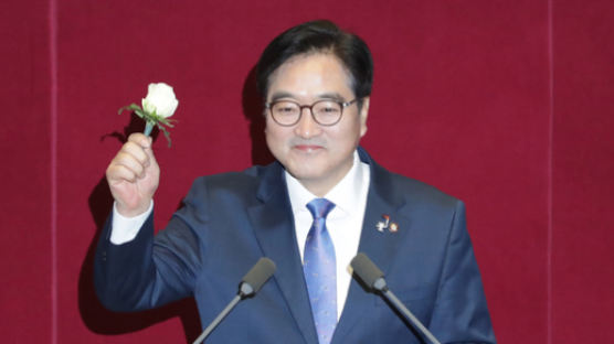 흰장미 들어보인 우원식에, 한국당 "서지현 눈물, 정치적으로 이용" 