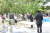 지난해 8월 앨런 그린버그 주오사카·고베 미국 총영사(오른쪽)가 일본 히로시마 평화기념공원에서 열린 한국인 원폭희생자 위령제에 참석, 한국인 희생자위령비 앞에 헌화하고 있다. 올해로 47번째를 맞는 위령제에 미국 정부대표가 참석한 것은 처음이다. 이날 행사에는 한국인 피폭자와 서장은 주히로시마 한국총영사, 김원수 유엔 사무차장 등 약 300명이 참가했다.  [사진=히로시마 한국총영사관]