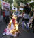 일본과 중국이 센카쿠 열도를 둘러싼 영토 분쟁에 한창이던 2012년 8월 중국 베이징 일본대사관 인근에서 마오쩌둥 전 주석의 초상화 등을 든 반일 시위대가 일장기를 불태우고 있다. [AP=연합뉴스]  