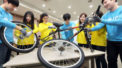 [사진] 소년소녀가장에게 자전거 기부