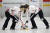 한국여자컬링대표팀 김선영(왼쪽)과 김영미가 브룸으로 빙면을 닦고 있다. [중앙포토]
