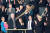 지난달 30일(현지시간) 도널드 트럼프 미 대통령의 첫 국정연설에 참석한 오토 웜비어 부모(왼쪽 위)와 탈북자 지성호씨(오른쪽 목발 든 사람). [AFP=연합뉴스]