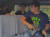 지난해 8월 M16으로 무장한 경찰들에 의해 필리핀에서 체포된 마씨(아래 사진 가운데)는 지난 31일 송환됐다. [사진 경찰청]