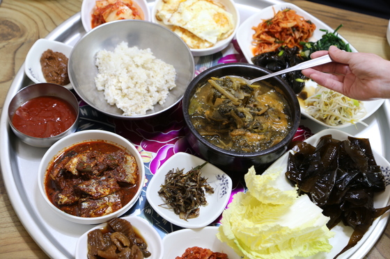 강릉 현지인이 찾는 중앙시장 맛집 불개미식당. 주메뉴는 보리밥정식. 