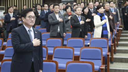 개헌안서 ‘자유’ 빠뜨려 수정한 민주당…김성태 “여론 떠보나”