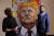  지난달 31일(현지시간)미국 뉴욕에서 아티스트 대니얼 D. 그린과 다리아 마르첸코가 자신들이 동전과 카지노 토큰으로 작업한 도널드 트럼프 미국 대통령의 초상화 앞에서 포즈를 취하고 있다. [로이터=연합뉴스]