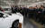 문재인 대통령이 지난해 12월 16일 중국 충칭시 현대자동차 제5공장을 방문해 현지 공장에서 생산한 차량을 살펴보고 있다. [청와대사진기자단]