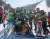 알파인스키 국가대표 상비군들과 북한 스키 선수들이 1일 북한 강원도 원산 마식령스키장에서 공동훈련을 마치고 화합의 의미를 담은 꽃을 나눠가지고 있다. [원산=사진공동취재단] 