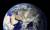 우주의 푸른 보석 지구. 『통섭』의 저자로 유명한 에드워드 윌슨은 지금 당장 지구의 절반을 생명 보호구역으로 지정해야 한다고 주장한다. [사진 NASA]