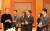 허창수 GS그룹 회장(왼쪽 첫번째)이 2일 제주 엘리시안 리조트에서 열린 신임 임원 만찬자리에서 신임 임원들을 격려하고 있다. [사진 GS그룹]