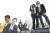 6년 전인 2012년 4월 국회의원 선거를 앞두고 김용민 후보, 김어준씨·주진우씨가 지지자들에게 인사하고 있는 모습. [중앙포토]
