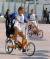 2004년 아테네올림픽 선수촌 풍경. 네덜란드 하키 선수가 자국에서 가져온 오렌지색 자전거를 탄 채 선수촌 안을 돌아다니고 있다. [올림픽사진공동취재단]
