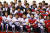 사진은 지난 2017년 강릉에서 열린 세계선수권 디비전Ⅱ 그룹 A 대회에서 남북한 선수들이 기념촬영을 하는 모습. [연합뉴스]  