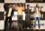 영화 &#39;블랙팬서&#39; 라이언 쿠글러(왼쪽부터) 감독, 배우 채드웍 보스만, 루피타 뇽, 마이클 B. 조던이 5일 서울 중구 포시즌 호텔에서 개봉을 앞두고 열린 기자간담회에 앞서 사진 촬영을 하고 있다. [뉴시스]