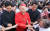 2012년 6월 정진석 추기경이 서울 명동성당에서 신도들의 손을 잡고 있다. [연합뉴스]