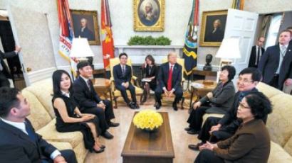 문 대통령·트럼프 통화, 청와대 발표엔 쏙 빠진 북한 인권